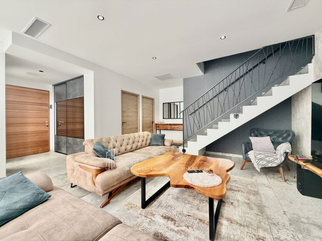Villa récente   Excellent état   Prestations haut de gamme   – 7 pièces – 5 chambres – 165 m²