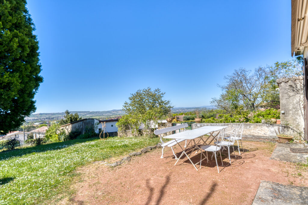 Chasselay propriété avec terrain calme, piscine et vue extra – 9 pièces – 7 chambres – 174.47 m²