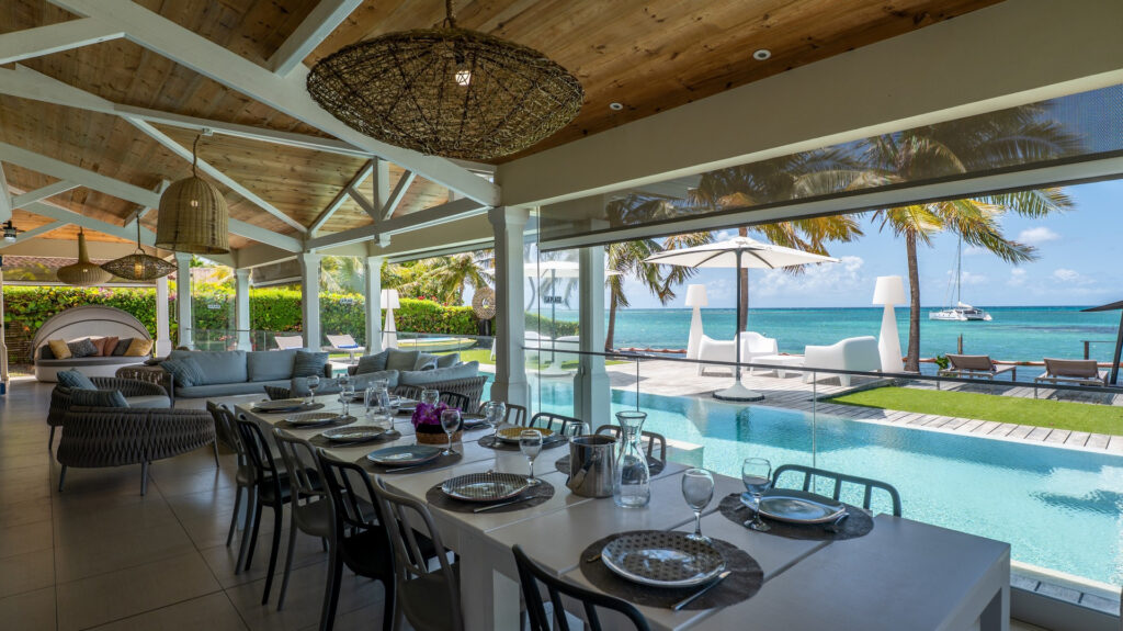 VILLA D&rsquo;EXCEPTION AVEC PLAGE SUR LE LAGON DE ST FRANCOIS – 7 pièces – 6 chambres – 260 m²