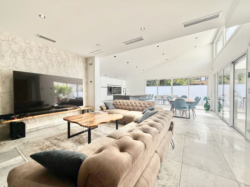 Villa récente   Excellent état   Prestations haut de gamme   – 7 pièces – 5 chambres – 165 m²