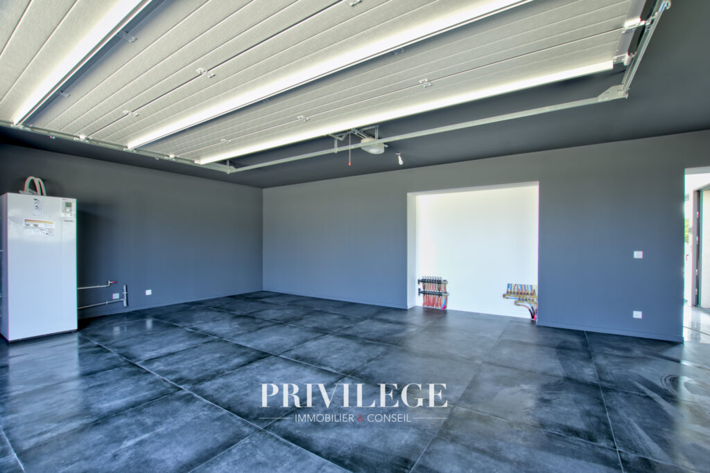 Plain-pied contemporain avec piscine et prestations haut de  – 4 pièces – 3 chambres – 155 m²