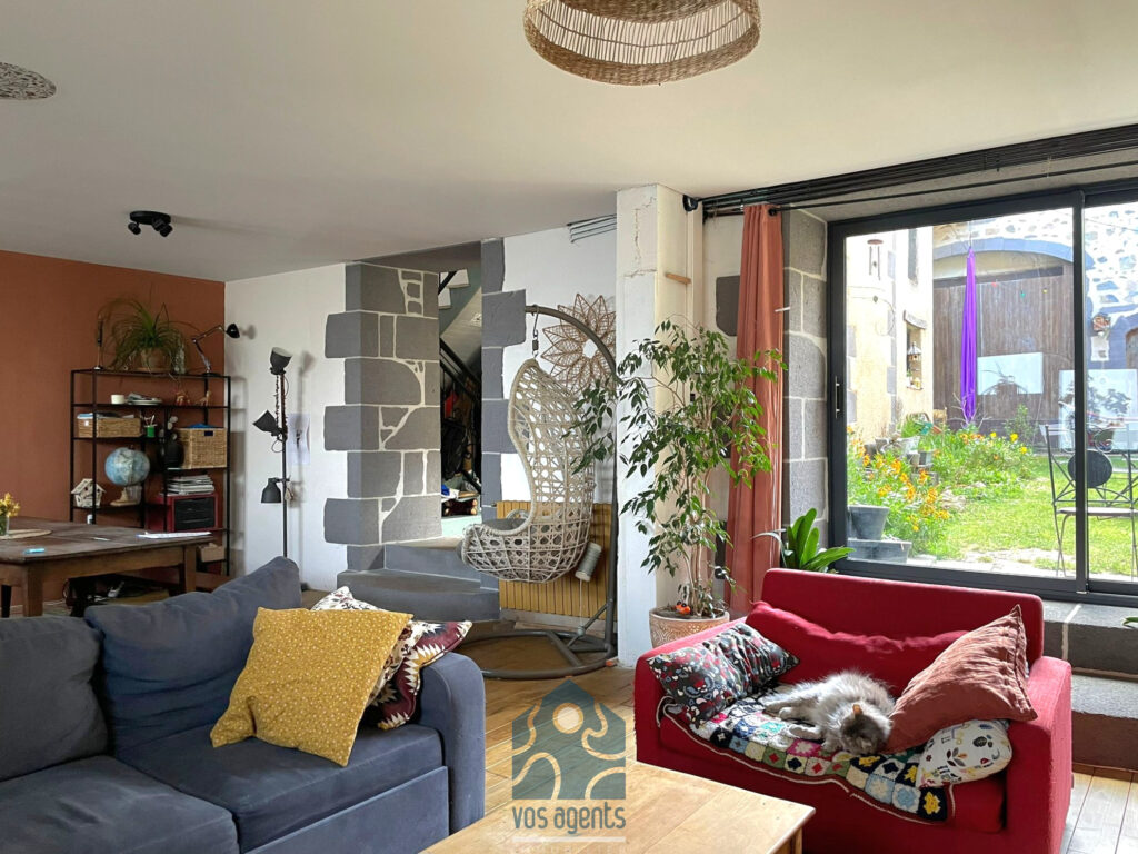 Maison de village avec cour, terrasse, caves, granges et par – 7 pièces – 5 chambres – 180 m²