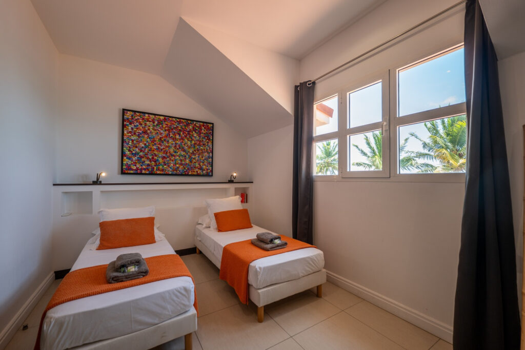 VILLA D&rsquo;EXCEPTION AVEC PLAGE SUR LE LAGON DE ST FRANCOIS – 7 pièces – 6 chambres – 260 m²
