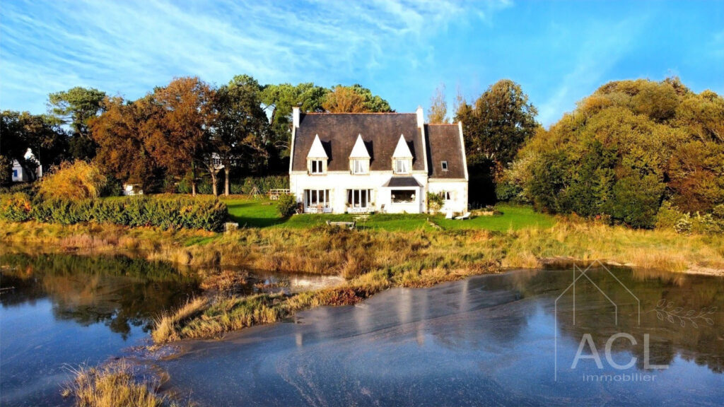 Grande maison familiale pieds dans l&rsquo;eau, entre saline et oc – 10 pièces – 7 chambres – 271.31 m²