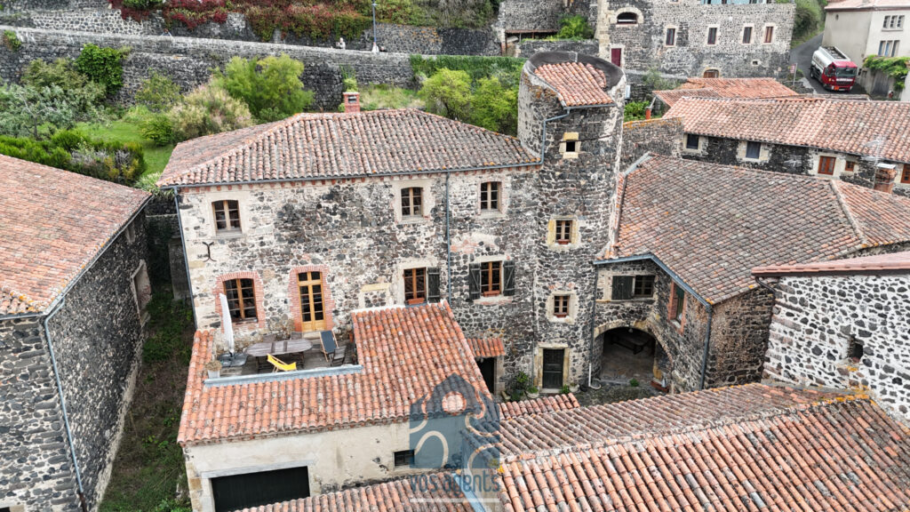 Maison 300 m 2 habitable avec cour, garage,caves, atelier et – 7 pièces – 5 chambres – 300 m²