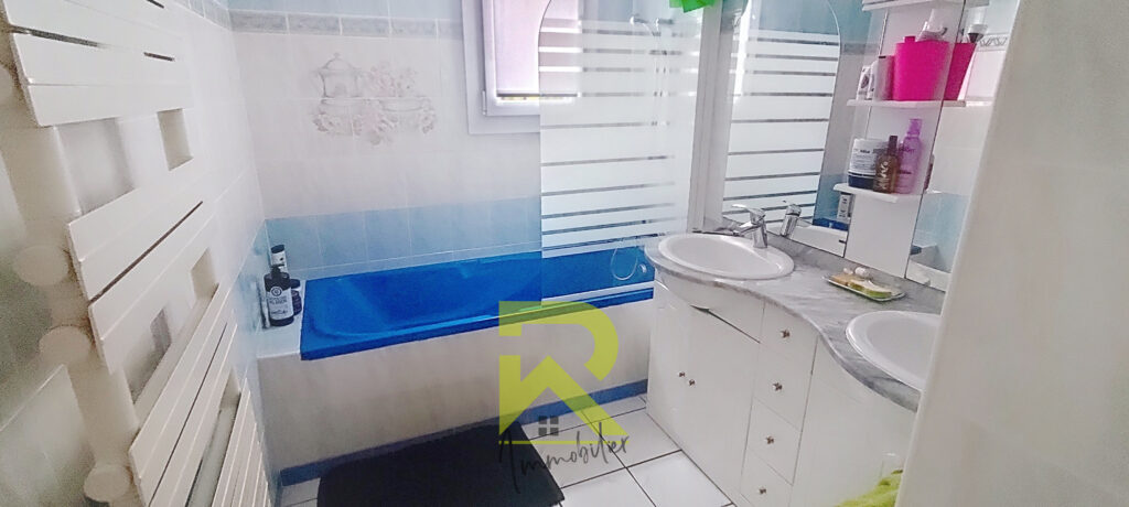 Villa avec grand garage et piscine – 5 pièces – 4 chambres – 106.26 m²