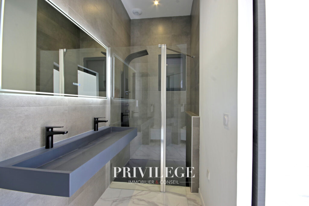 Plain-pied contemporain avec piscine et prestations haut de  – 4 pièces – 3 chambres – 155 m²