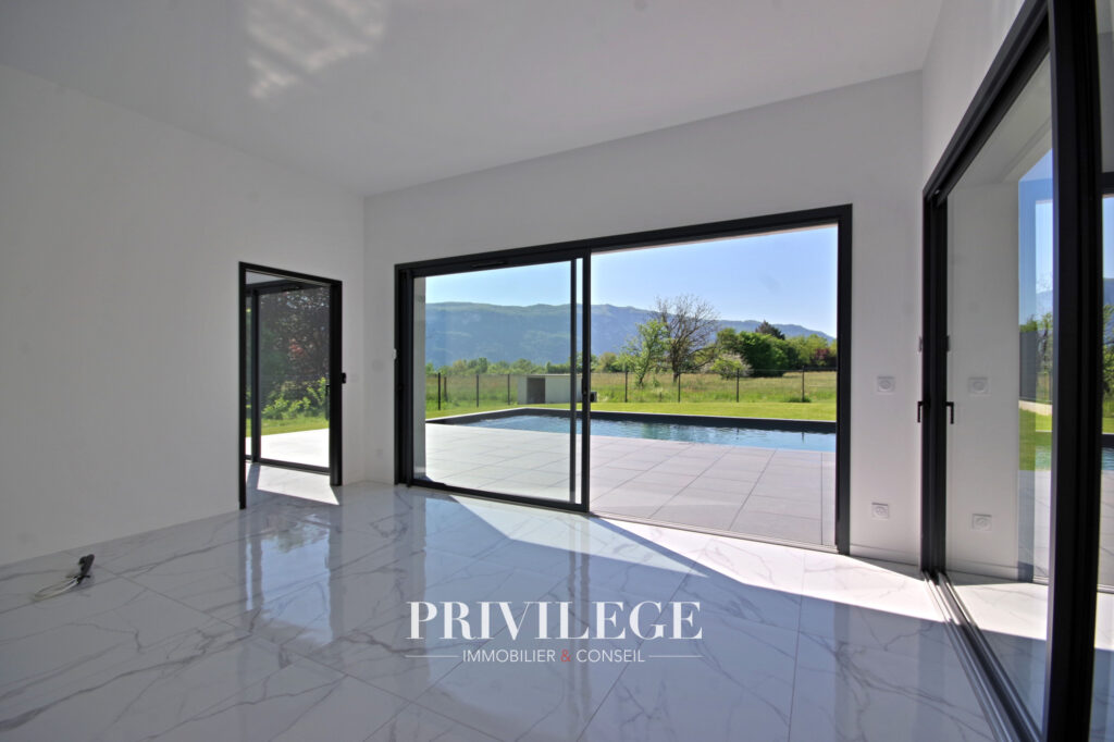 Plain-pied contemporain avec piscine et prestations haut de  – 4 pièces – 3 chambres – 155 m²