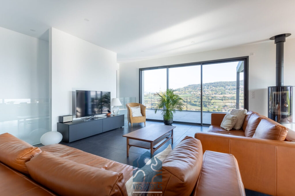 Villa avec vue, piscine, terrasses et garages – 6 pièces – 4 chambres – 170 m²