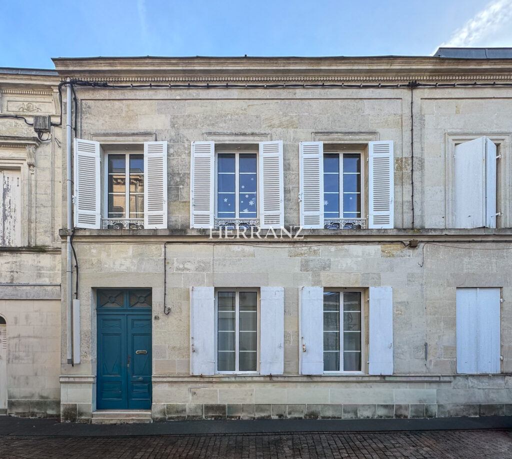 Grande maison de ville en pierre avec jardin et vue exceptio – 6 pièces – 3 chambres – 173 m²