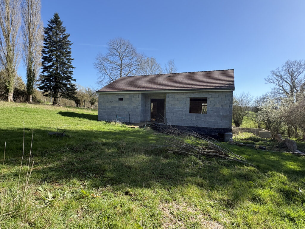 Maison de campagne à finir de construire – 3 pièces – 2 chambres – 93 m²