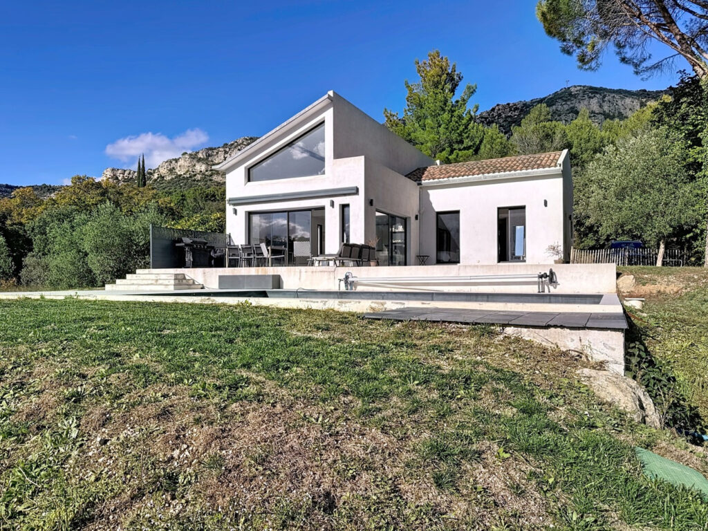 Parcelle avec nombreux oliviers. – 5 pièces – 4 chambres – 174 m²
