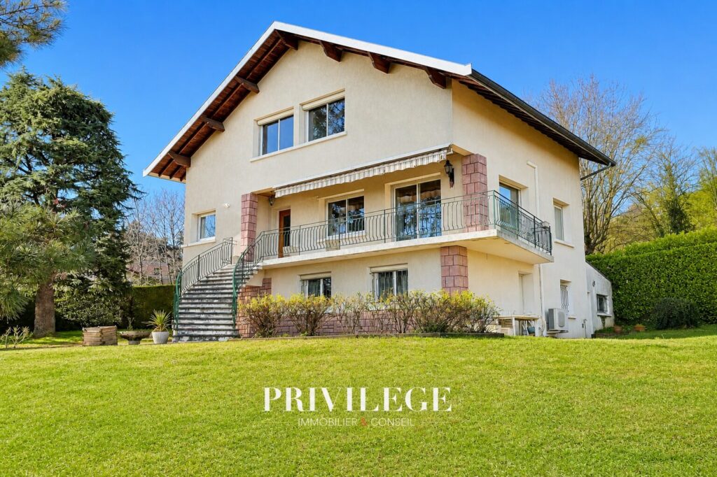Maison de 225 m2 sur un terrain de 1715 m2 fort potentiel d&rsquo; – 7 pièces – 5 chambres – 229 m²