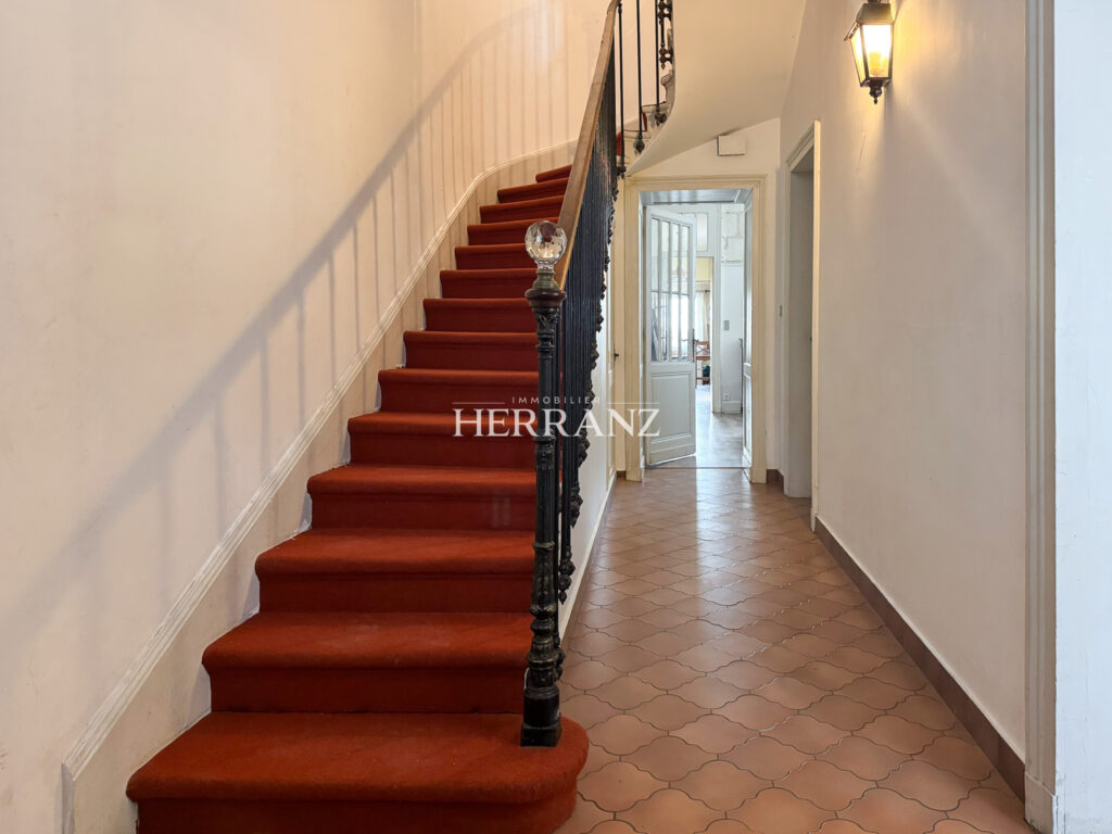 Grande maison de ville en pierre avec jardin et vue exceptio – 6 pièces – 3 chambres – 173 m²