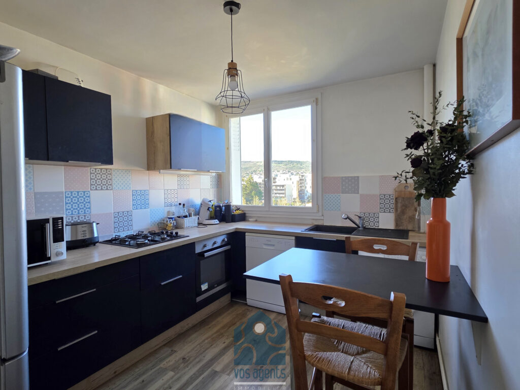 Appartement 3 pièces avec balcon, cave et stationnement – 3 pièces – 2 chambres – 61.5 m²