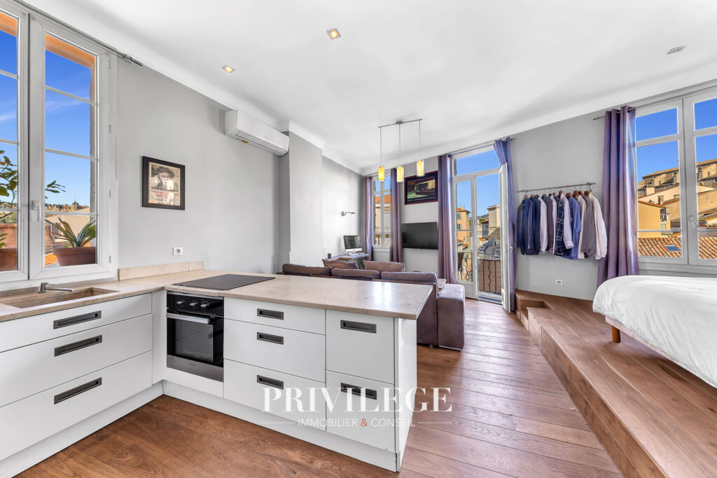 Cannes   Dernier étage   2 pièces rénové avec balcon vue dég – 1 pièce – 1 chambre – 34 m²