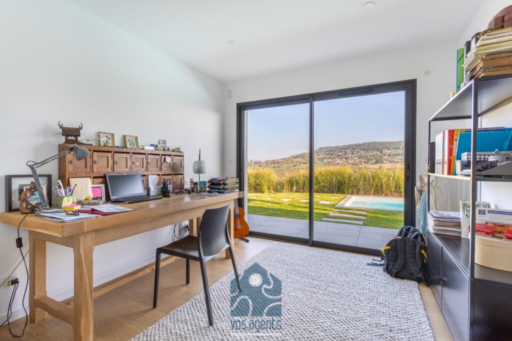 Villa avec vue, piscine, terrasses et garages – 6 pièces – 4 chambres – 170 m²