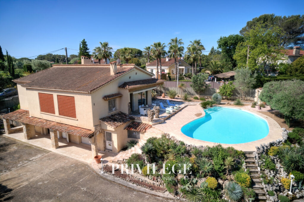 Mougins   Villa familiale au charme intemporel avec vue déga – 7 pièces – 6 chambres – 170 m²