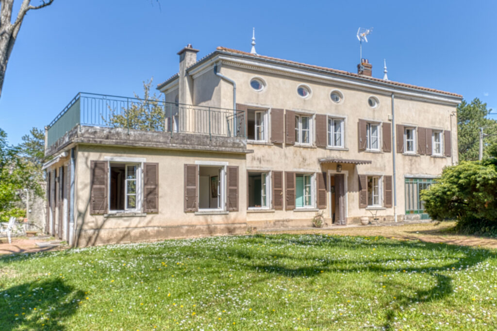 Chasselay propriété avec terrain calme, piscine et vue extra – 9 pièces – 7 chambres – 174.47 m²