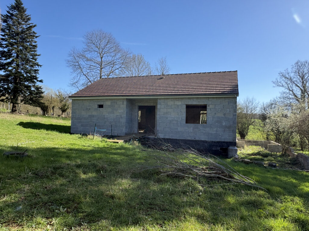 Maison de campagne à finir de construire – 3 pièces – 2 chambres – 93 m²
