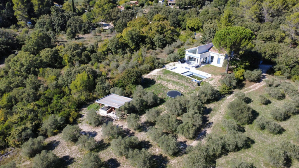 Parcelle avec nombreux oliviers. – 5 pièces – 4 chambres – 174 m²
