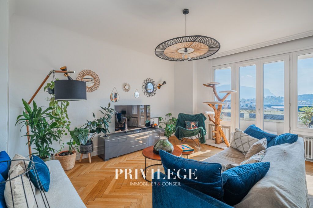 Élégant appartement rénové avec vue panoramique   Chambéry – 5 pièces – 3 chambres – 133.19 m²