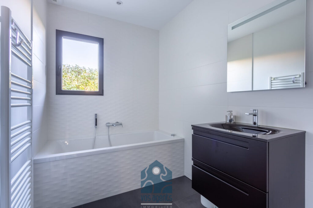 Villa avec vue, piscine, terrasses et garages – 6 pièces – 4 chambres – 170 m²