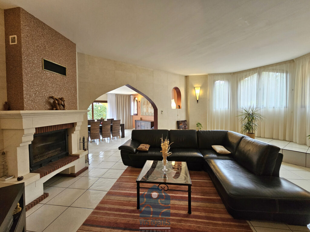 Maison de caractère 7 pièces 4 chambres avec piscine, terras – 7 pièces – 4 chambres – 218 m²