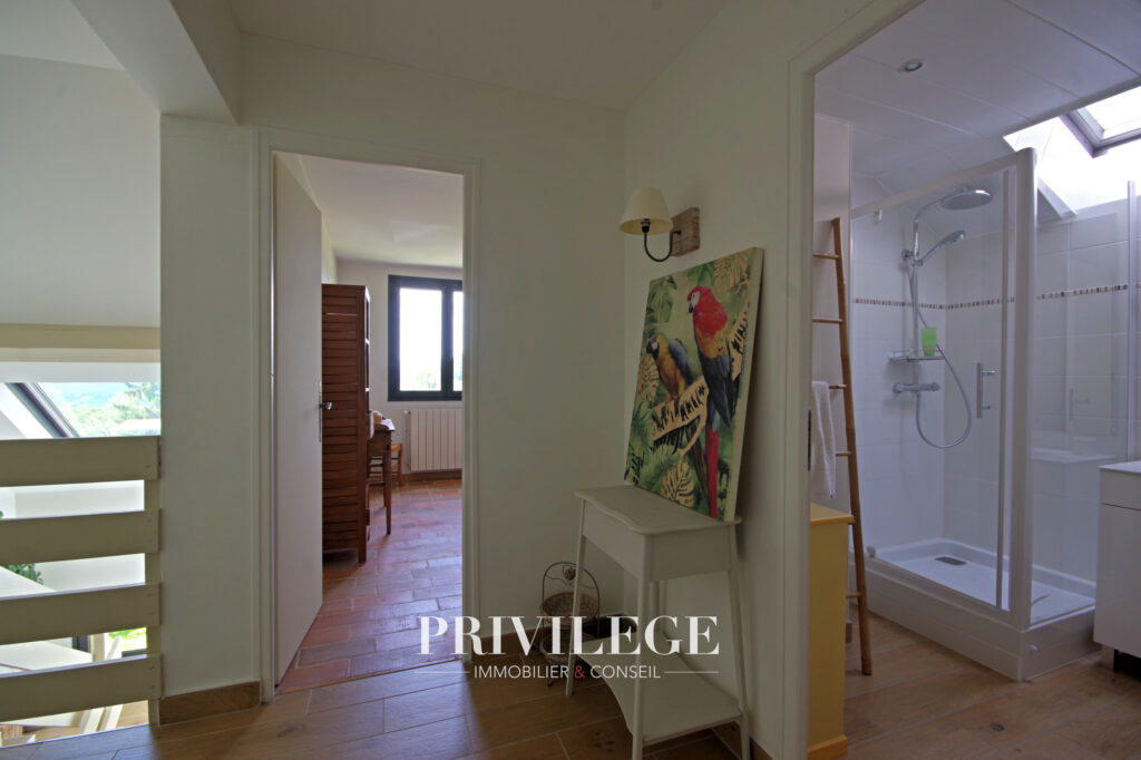 Maison familiale 160m2 vue dégagée – 7 pièces – 6 chambres – 161 m²