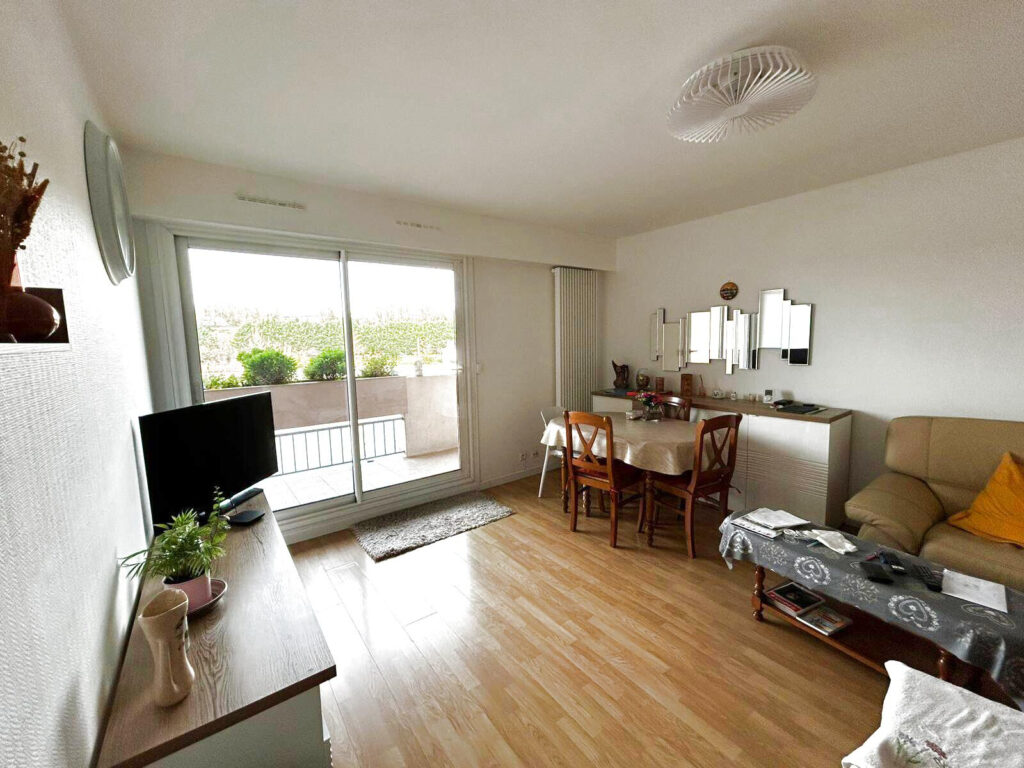 Duplex au dernier étage – Vue imprenable sur les bords de Ma – 5 pièces – 4 chambres – 104 m²