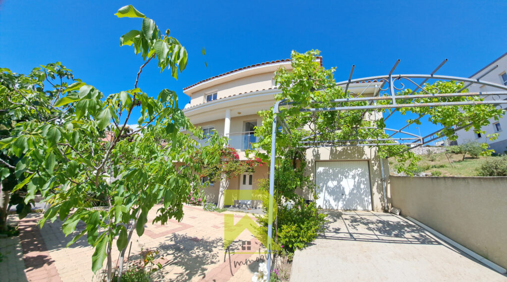 Villa 7 pièces de 180 m2 avec jardin 394 m2  – 7 pièces – 5 chambres – 180 m²