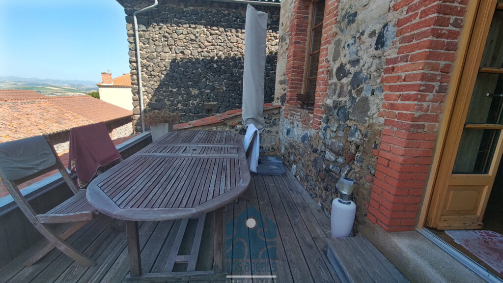 Maison 300 m 2 habitable avec cour, garage,caves, atelier et – 7 pièces – 5 chambres – 300 m²