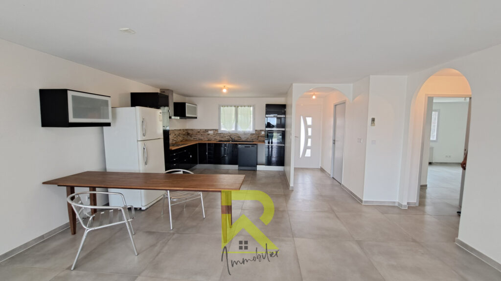 Villa plain-pied 134 m2  Vue sur l&rsquo;étang   Terrain 1470 m2 – 4 pièces – 3 chambres – 134 m²