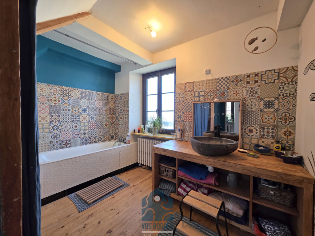 Maison de village avec cour, terrasse, caves, granges et par – 7 pièces – 5 chambres – 180 m²