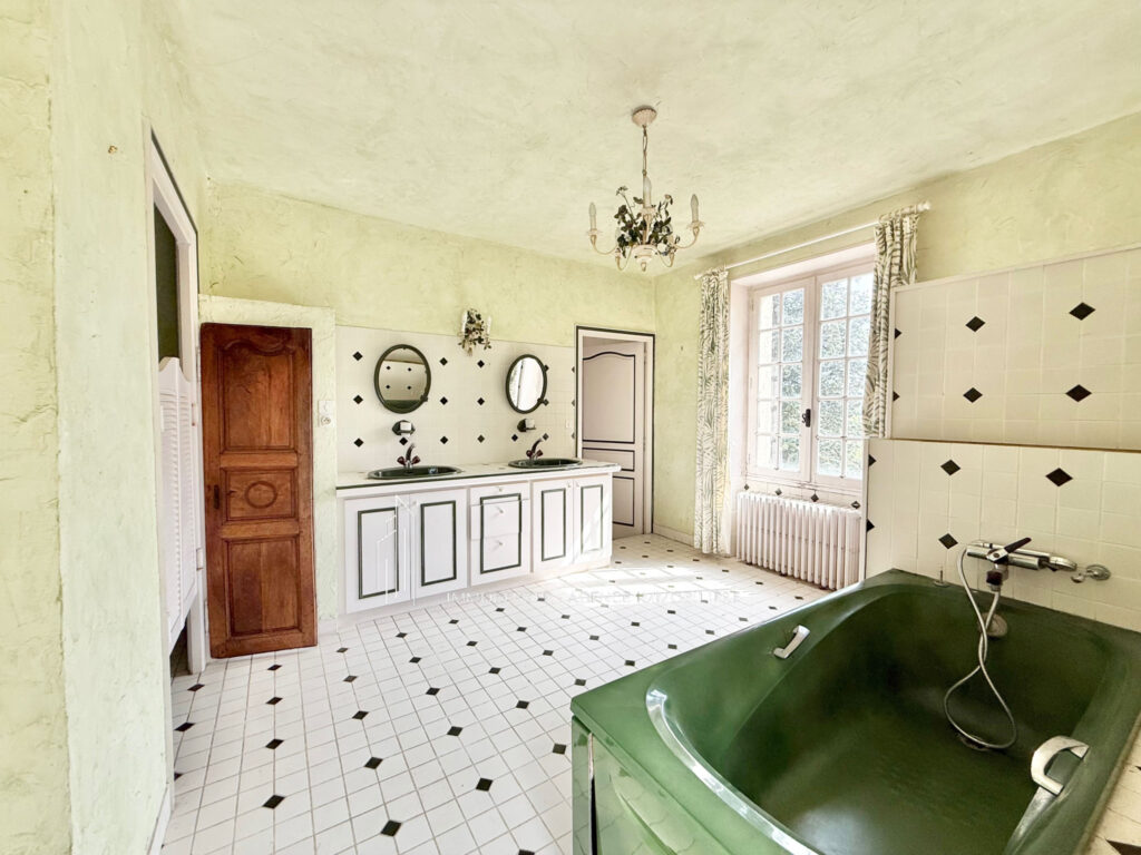 Annonce immobilière   Exceptionnelle propriété à 10 MN au su – 9 pièces – 6 chambres – 300 m²