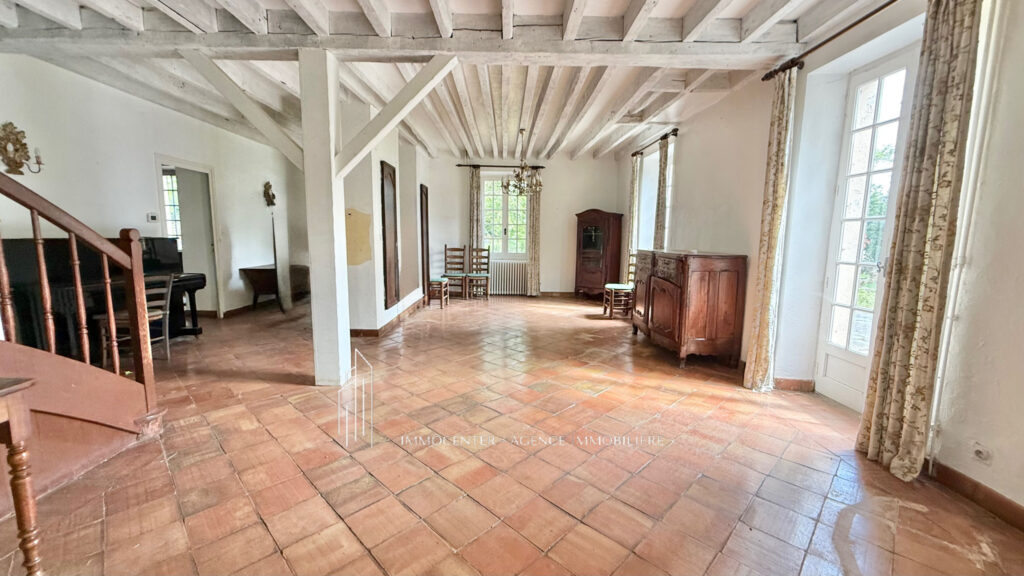 Annonce immobilière   Exceptionnelle propriété à Cheyssieu.  – 9 pièces – 6 chambres – 300 m²