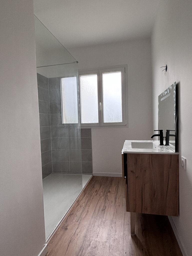 Pavillon de plain-pied rénové avec bel environnement et gran – 4 pièces – 2 chambres – 73 m²
