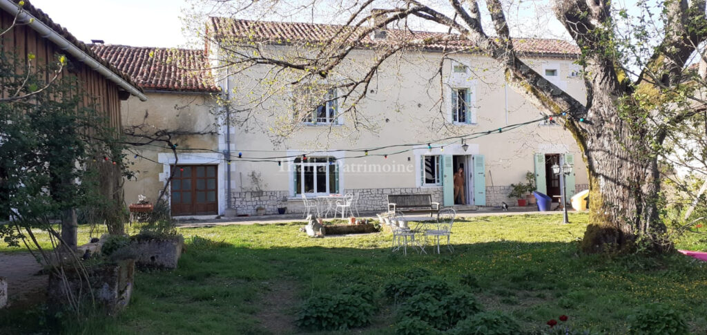 Propriété avec gîte et dépendances dans un paisible hameau e – 9 pièces – 5 chambres – 215 m²