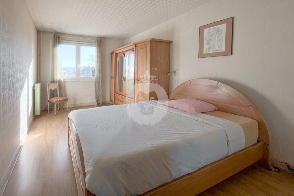 GRAND T3 TRAVERSANT QUARTIER LES MURIERS – 3 pièces – 2 chambres – 75 m²