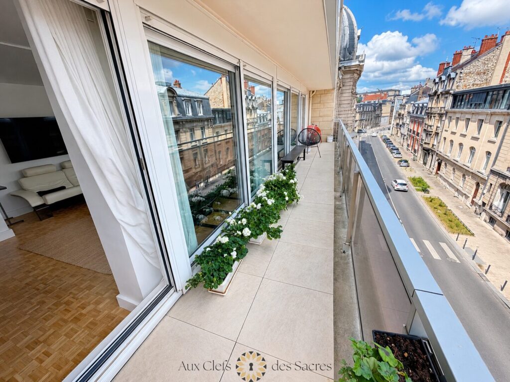 Appartement type 3/4 avec grand balcon filant et stationneme – 4 pièces – 3 chambres – 121.98 m²