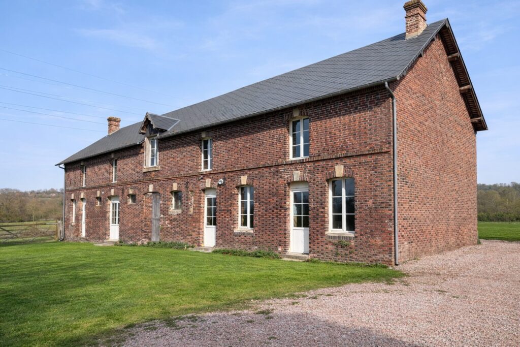 À découvrir aux portes de Vimoutiers   Propriété de caractèr – 6 pièces – 3 chambres – 103 m²