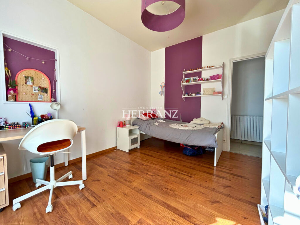Maison familiale avec vue château à Rauzan, piscine et studi – 6 pièces – 4 chambres – 152 m²