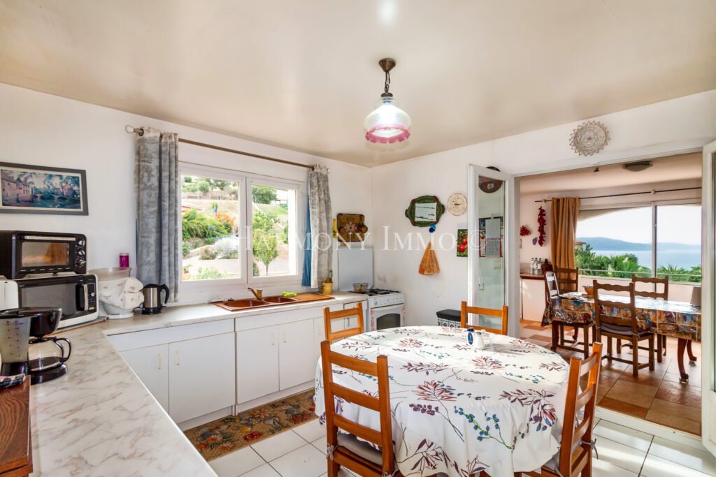 Grande villa au calme avec jolie vue mer, terrain plat    Sa – 5 pièces – 3 chambres – 197 m²