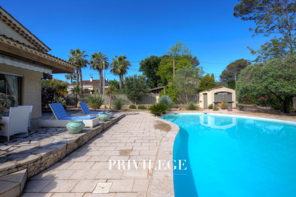Mougins   Villa familiale au charme intemporel avec vue déga – 7 pièces – 6 chambres – 170 m²