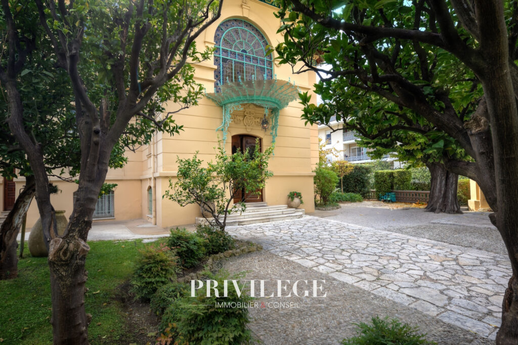 Villa historique d&rsquo;exception   Nice (1901)   824 m2 habitabl – 11 pièces – 7 chambres – 824 m²