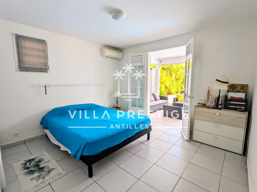 VILLA DE CHARME AVEC PISCINE ET GARAGE – CENTRE-VILLE SAINT- – 4 pièces – 3 chambres – 83.84 m²