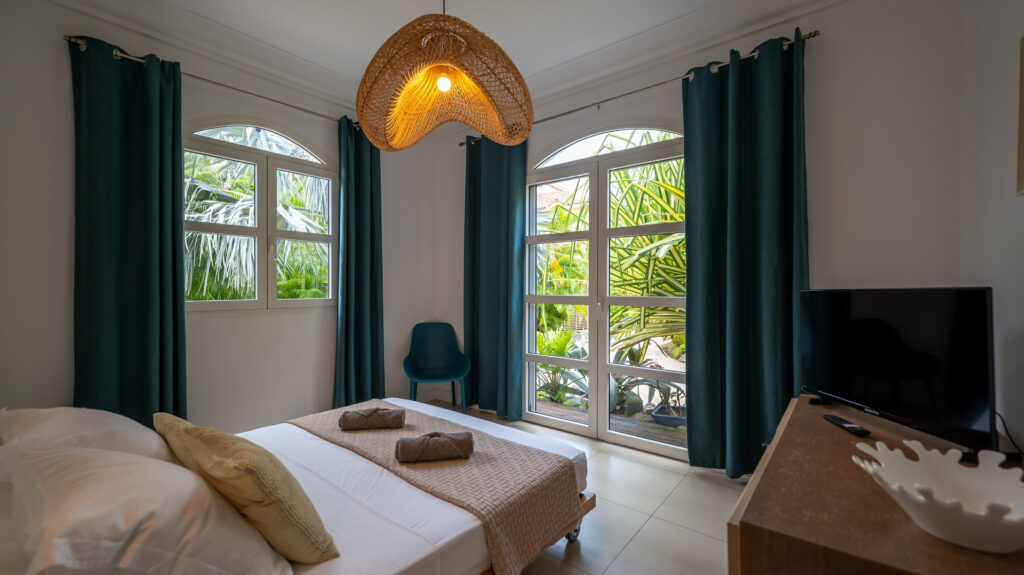 VILLA D&rsquo;EXCEPTION AVEC PLAGE SUR LE LAGON DE ST FRANCOIS – 7 pièces – 6 chambres – 260 m²