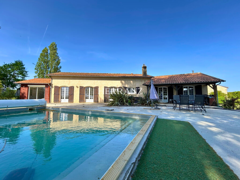 Maison familiale avec vue château à Rauzan, piscine et studi – 6 pièces – 4 chambres – 152 m²