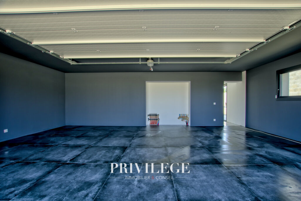 Plain-pied contemporain avec piscine et prestations haut de  – 4 pièces – 3 chambres – 155 m²
