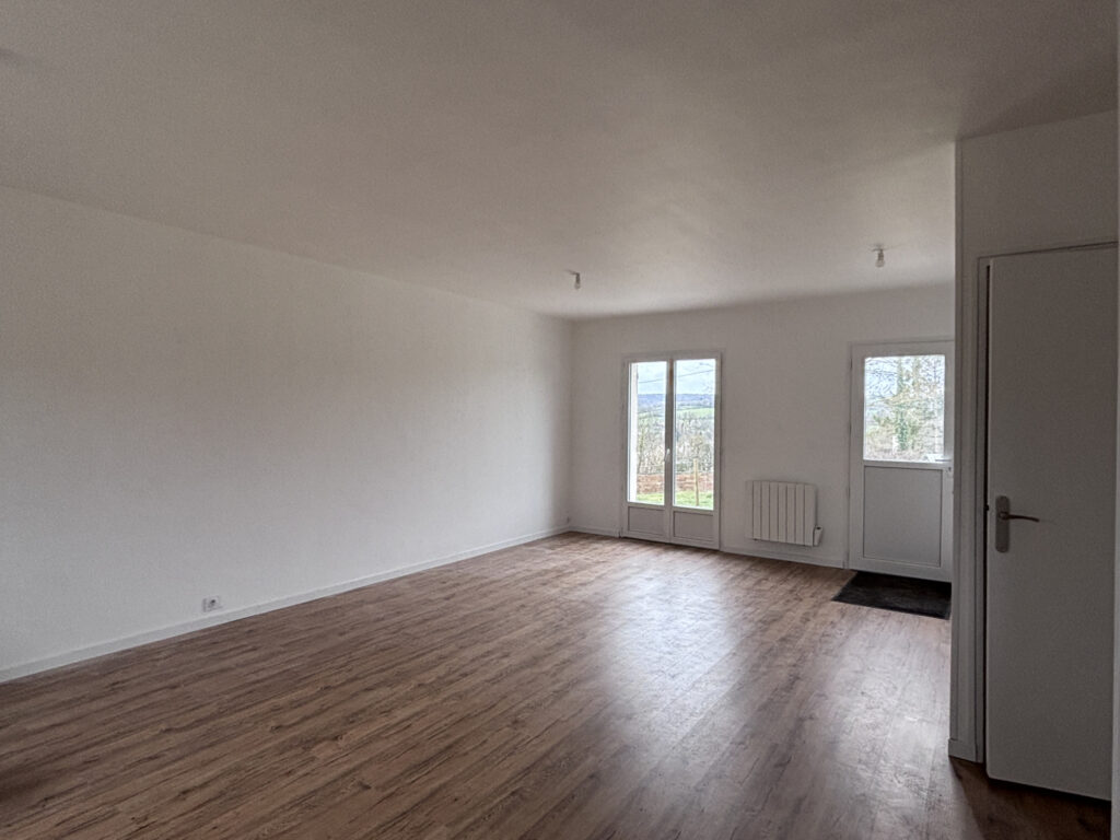 Pavillon de plain-pied rénové avec bel environnement et gran – 4 pièces – 2 chambres – 73 m²